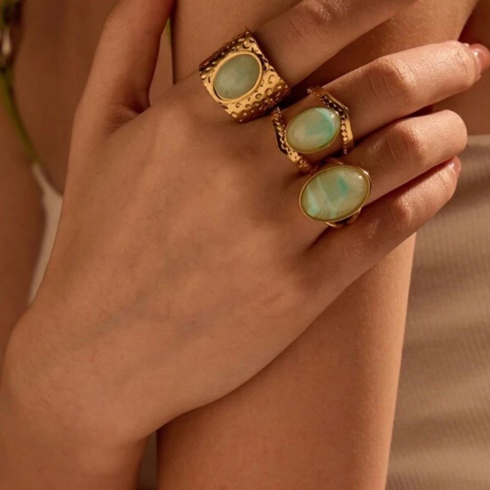 Bohemian ring A1041